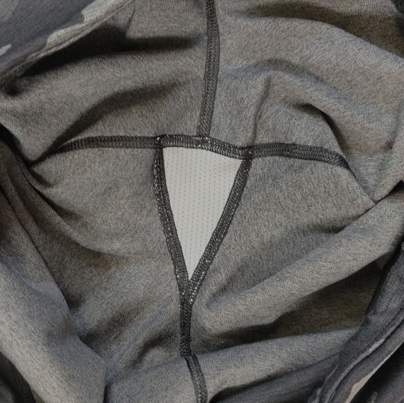 Athleta Ultimate Stash Pocket Camo 7/8 Tight, Heather Grey - Picture 14 of 16